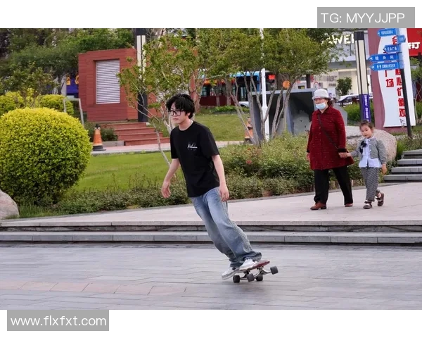 成都滑板队团队协作实力提升创新高成就引领滑板运动新风潮